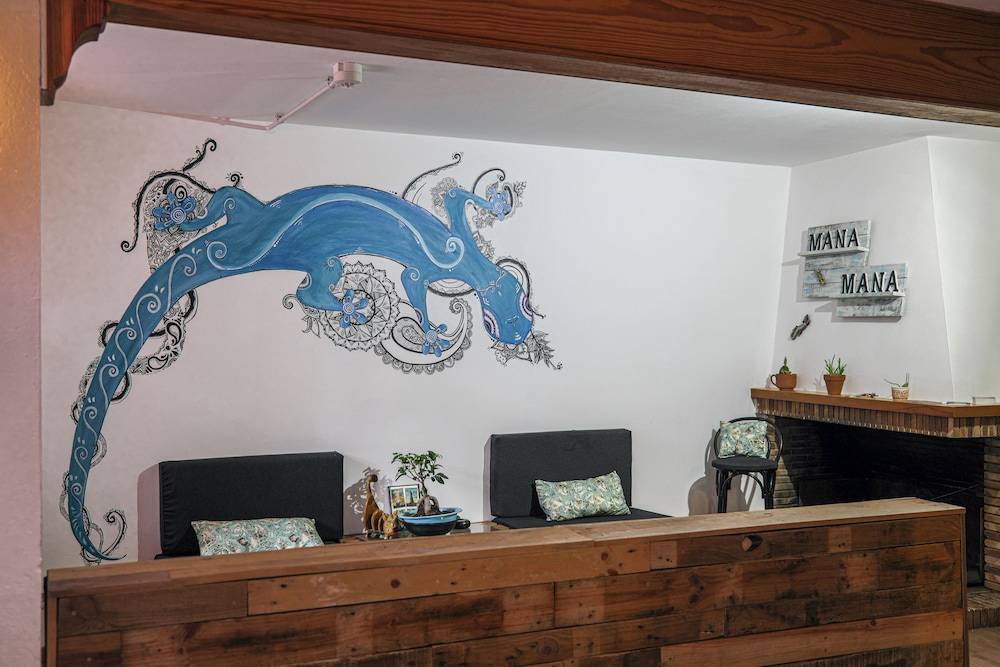 Mana Mana Youth Hostel 1