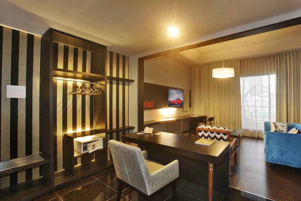 Cabin Hotel 1