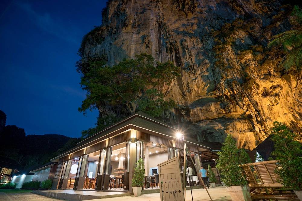 Tonsai Bay Resort 1
