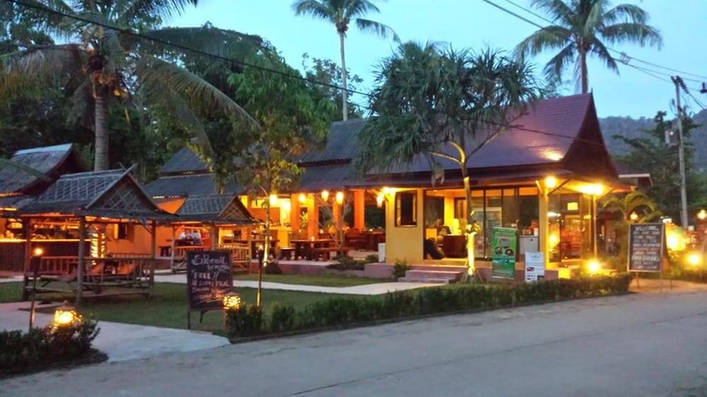 Lanta Pearl Beach Resort 2