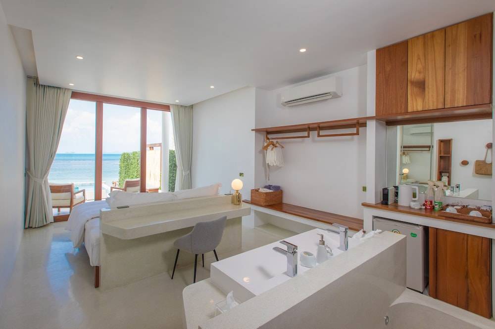 White Whale Beachfront Pool Villa 2
