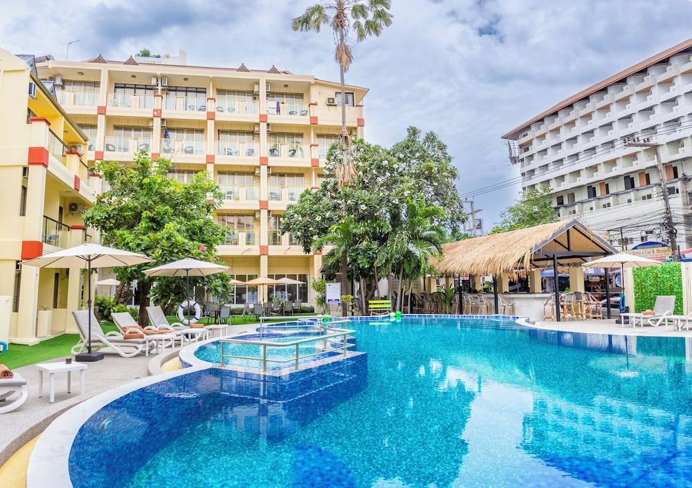Mermaid Beach Resort - 100m to Beach, Saltwater Pool & BeerGarden 1