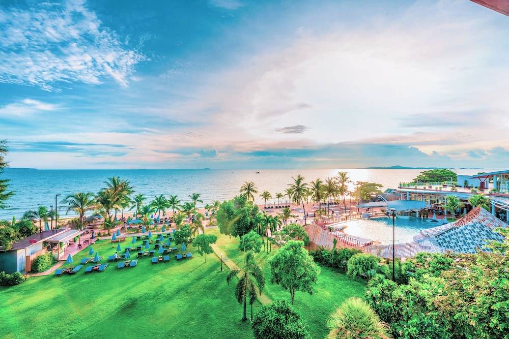 Pinnacle Grand Jomtien Resort and Beach Club 1