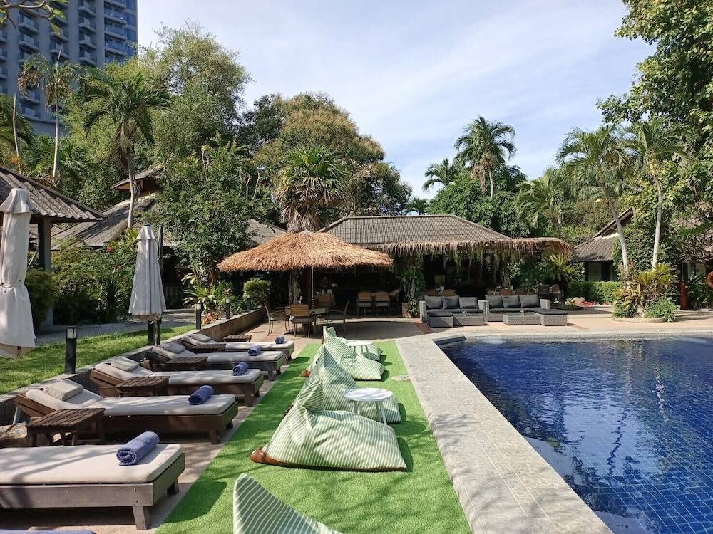 Let's Hyde Pattaya Resort & Villas - Pool Cabanas 1