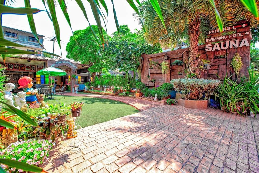The Train Resort - Your Relaxing Resort with Large Pool & Jacuzzi 2