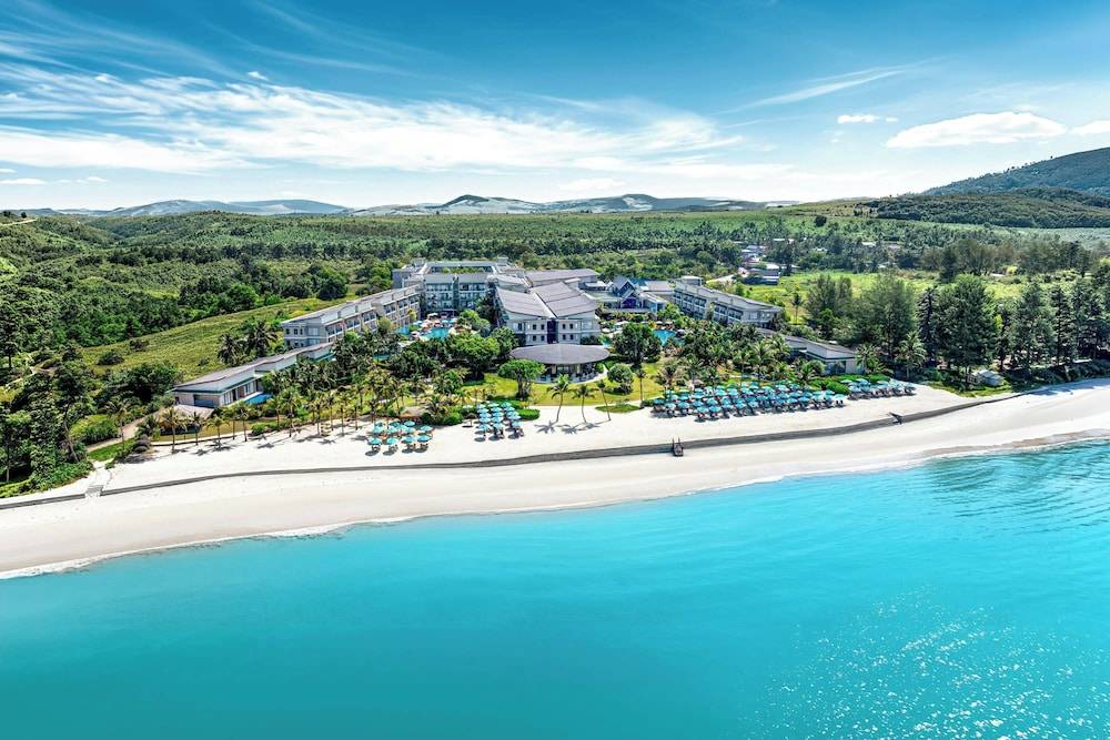 Le Meridien Khao Lak Resort & Spa 1