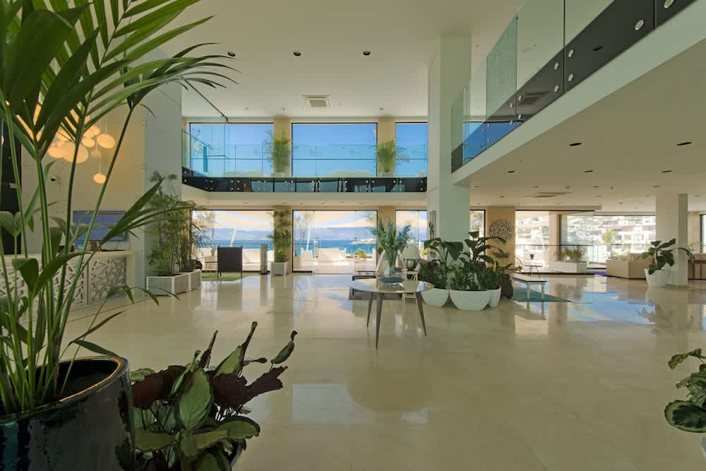 Bellazure Hotel 2