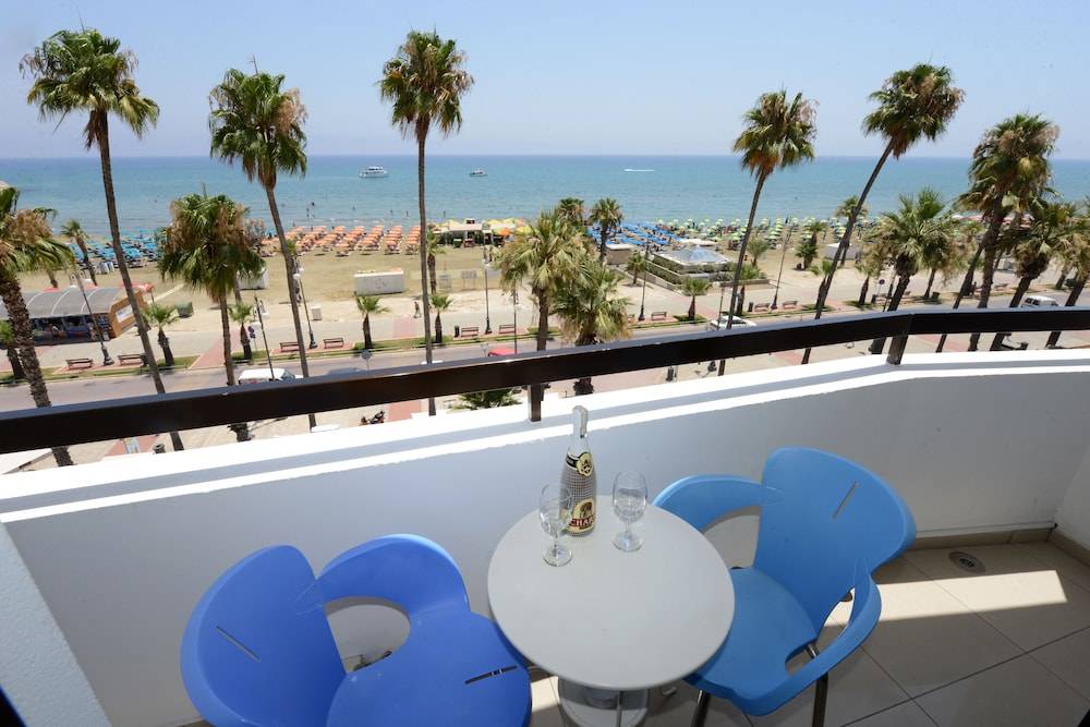 Les Palmiers Beach Hotel 1