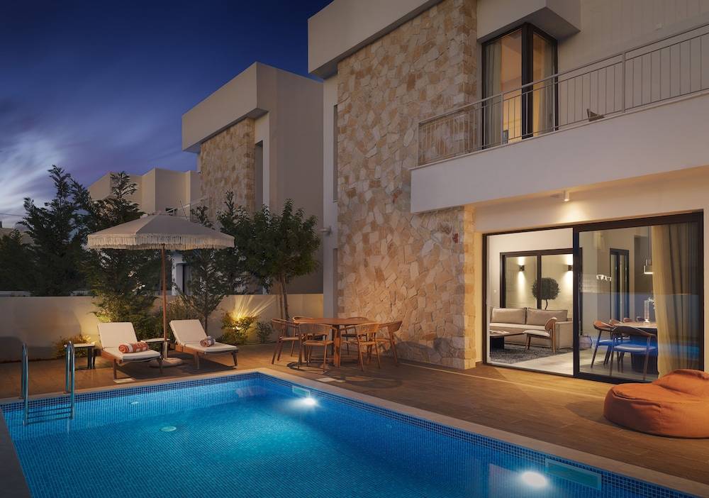 Larnaca LIV & CO Suites 1