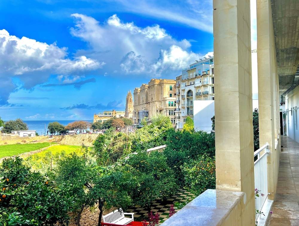 Follow the Sun Boutique Hostel - Pool, Breakfast & Sea Views 1