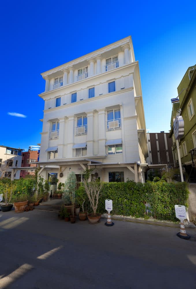 Nun Hotel Lara 1