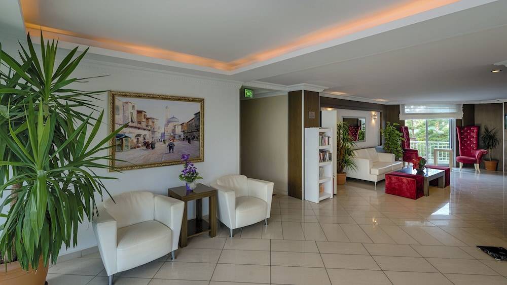 Risus Hotel Side 2