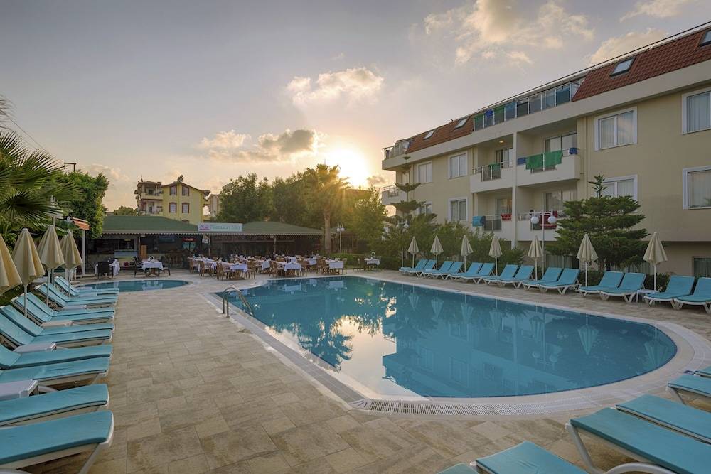 Risus Hotel Side 1