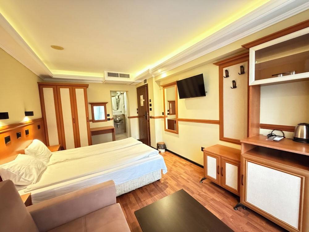 California Hotel 1