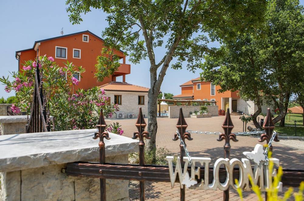 Hotel Natura Vilanija 1