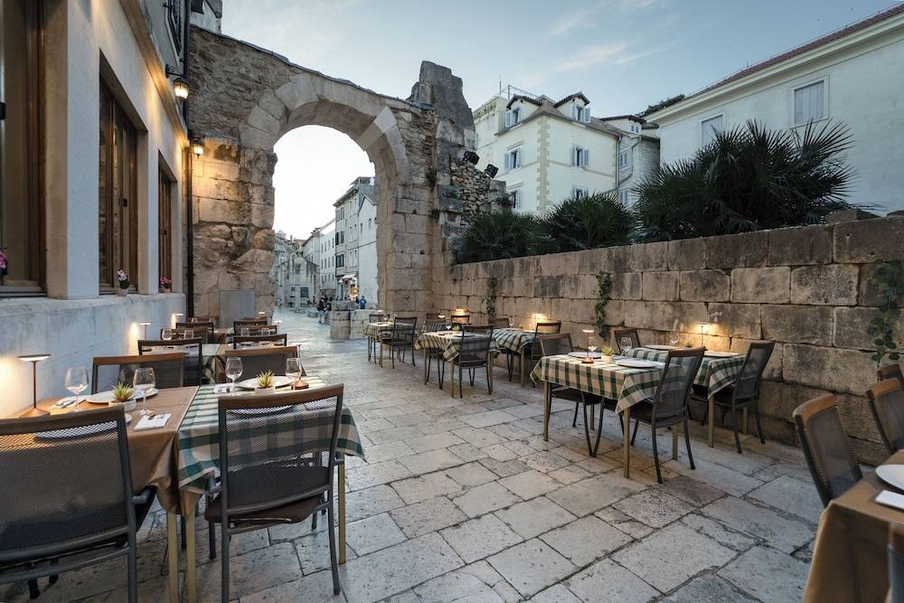 Hotel Peristil 1
