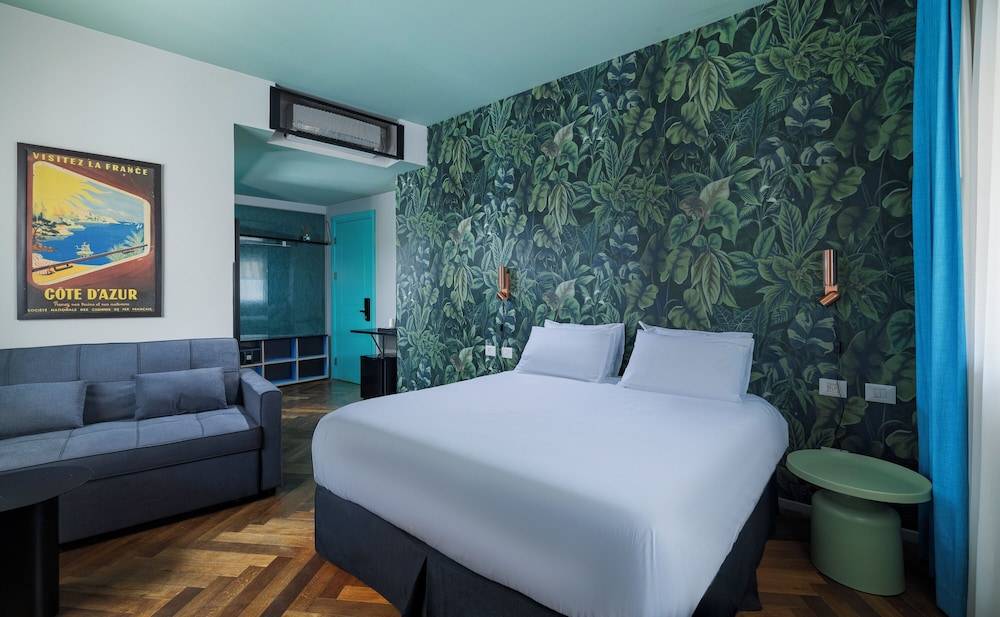 Scarlet Hotel 1