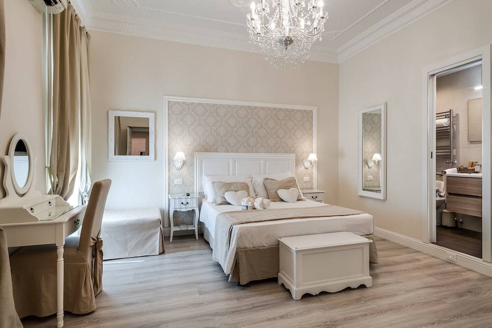 Charme & Chic Luxury 1