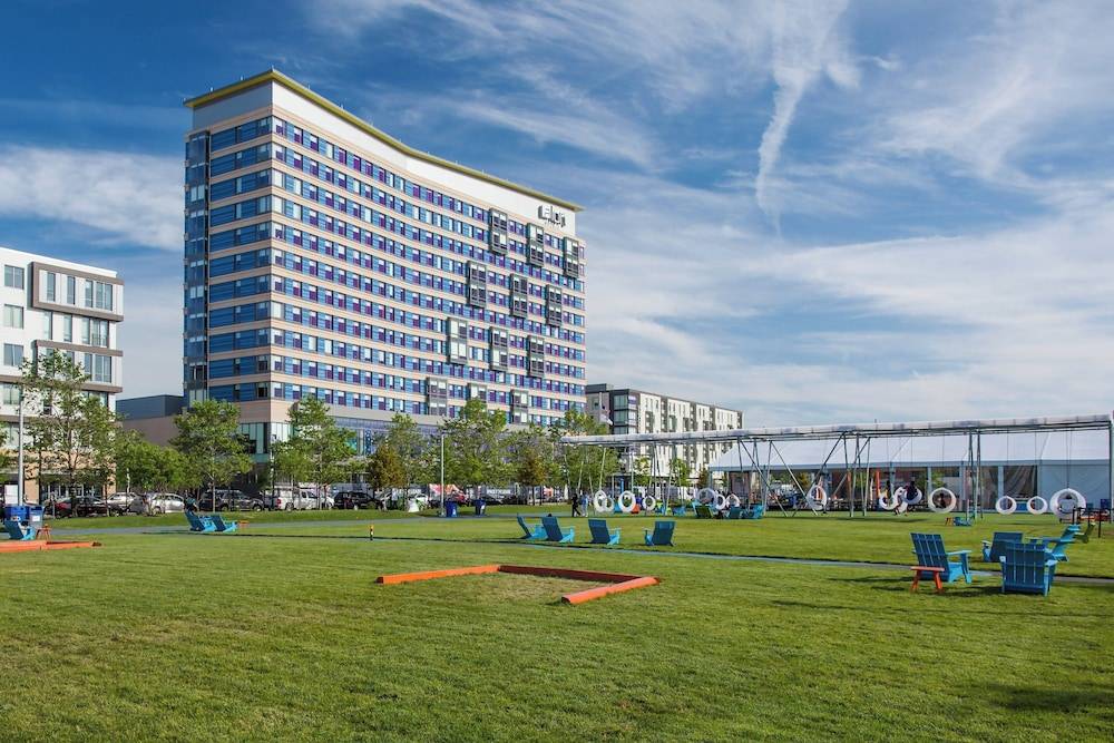 Aloft by Marriott Boston Seaport District 1