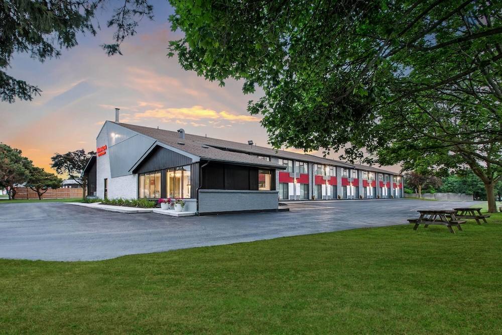Ramada by Wyndham Kingston 1