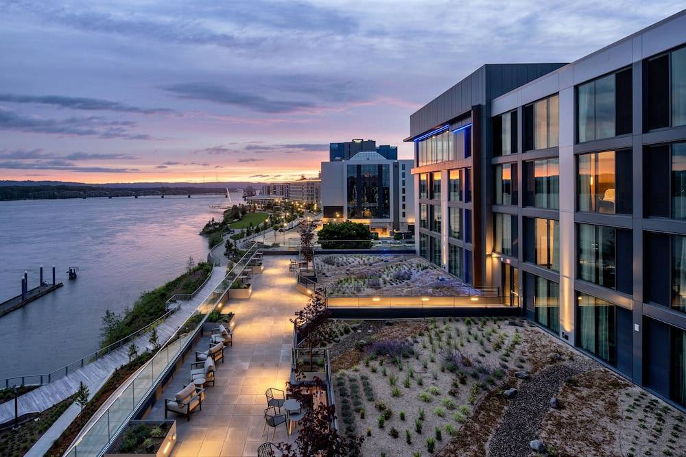 AC Hotel by Marriott Vancouver Waterfront 1
