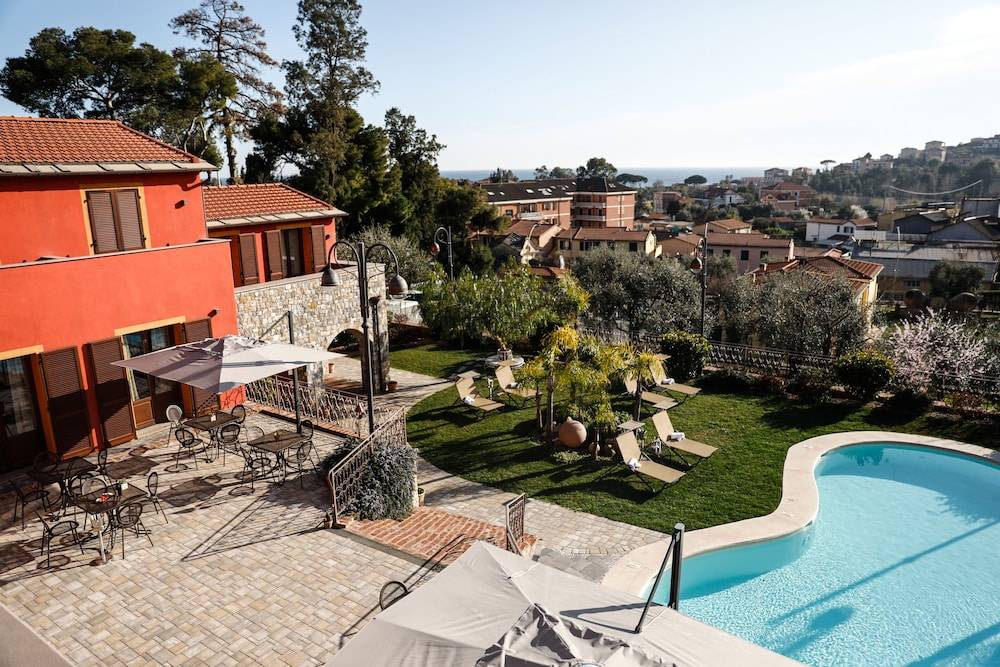 Leonardo Resort 1