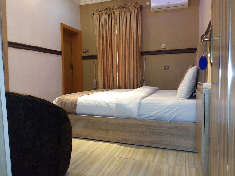 Euro Lounge and Suites 1