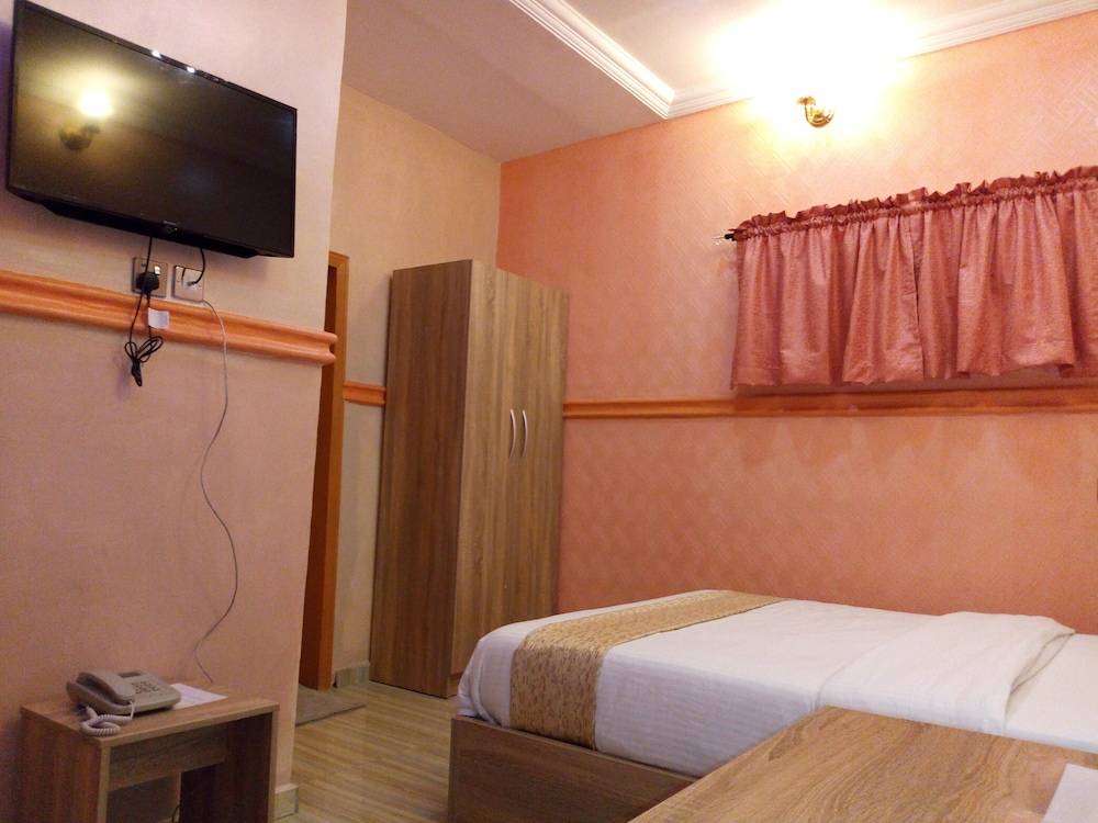Euro Lounge and Suites 2
