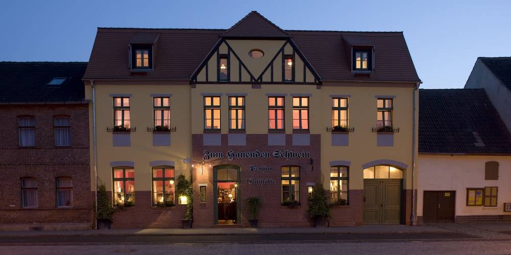 Gasthaus und Pension "Zum Hauenden Schwein" 1