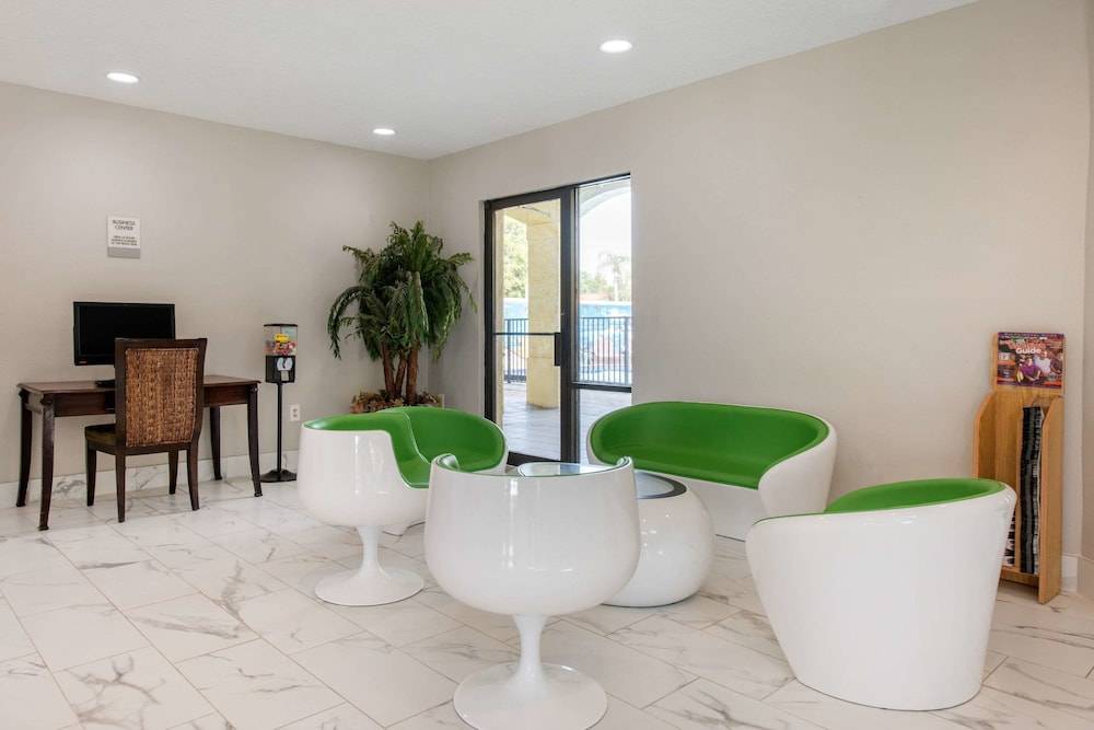Clarion Inn & Suites Kissimmee-Lake Buena Vista South 2