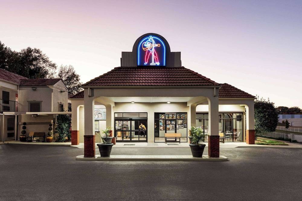 Days Inn by Wyndham Memphis at Graceland 1
