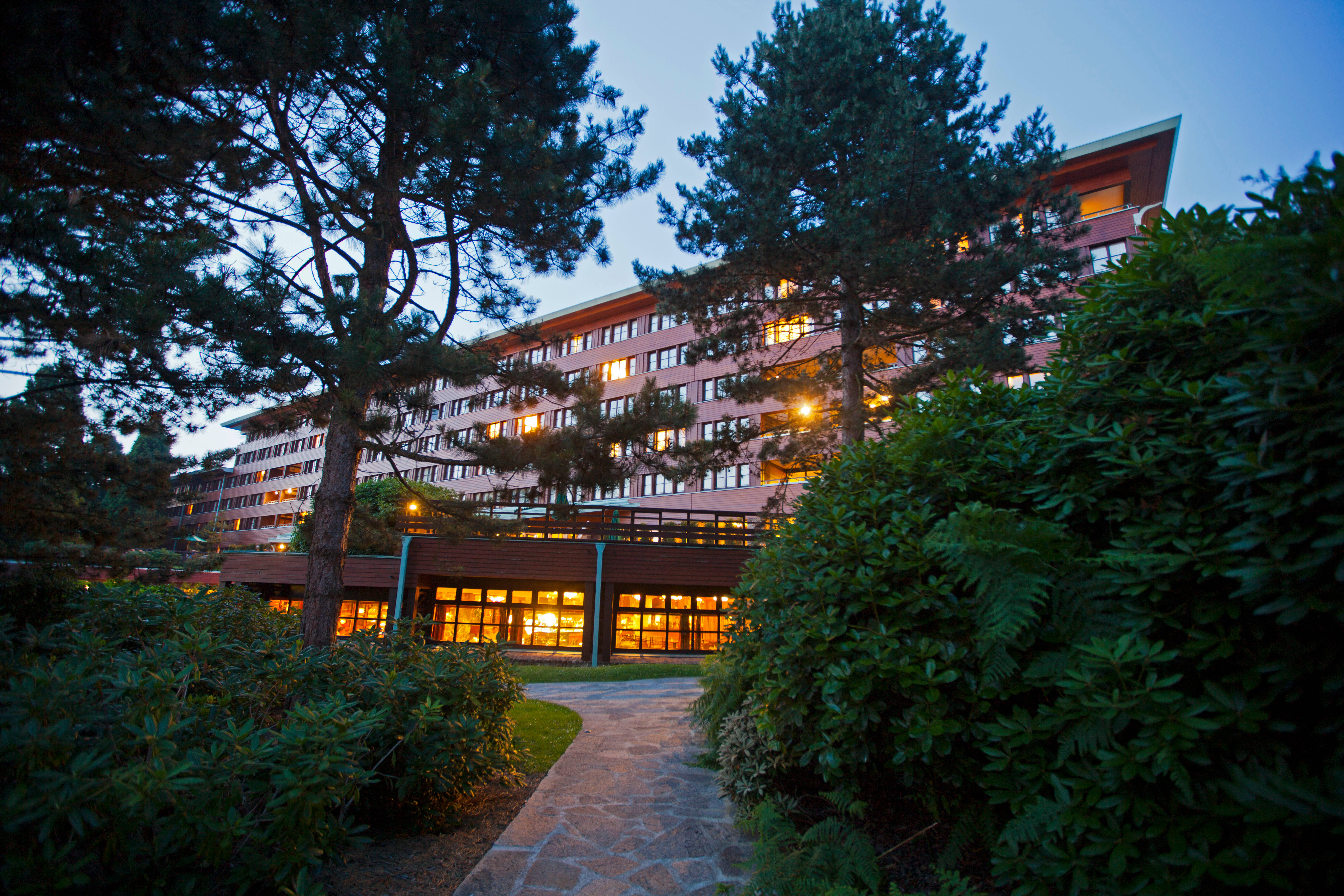 Disney Sequoia Lodge + Tickets 1