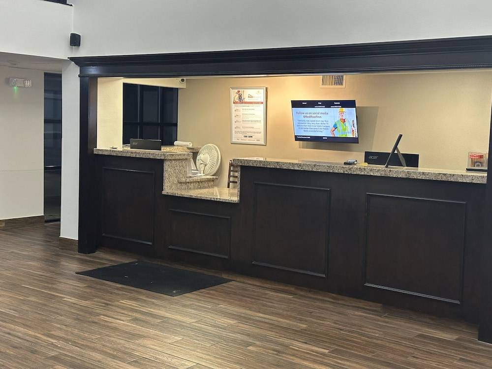 Red Roof Inn & Suites Middleborough 1