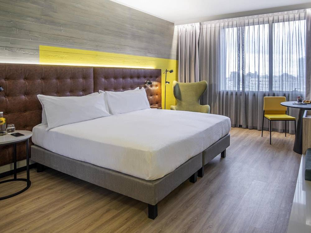 Pullman Santiago El Bosque 1