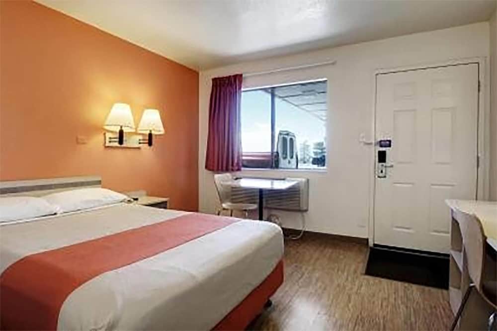 Super 8 by Wyndham Woods Cross/Salt Lake City North 1