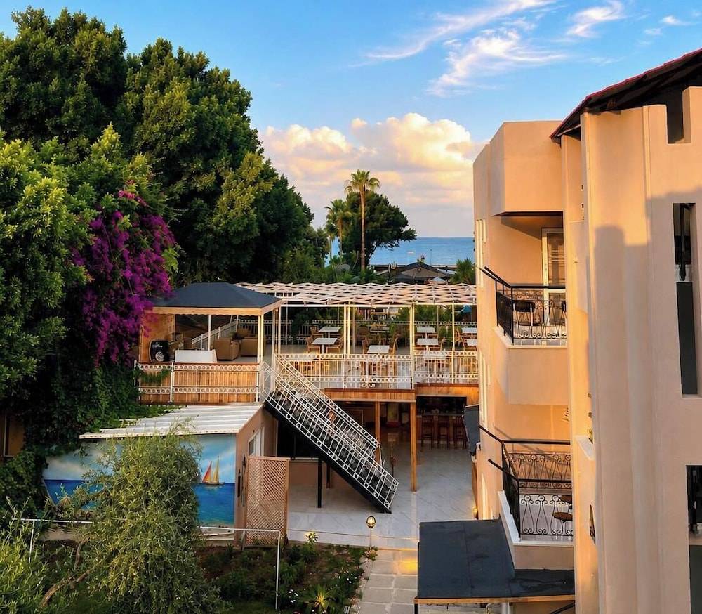 Linda Beach Hotel Side 1
