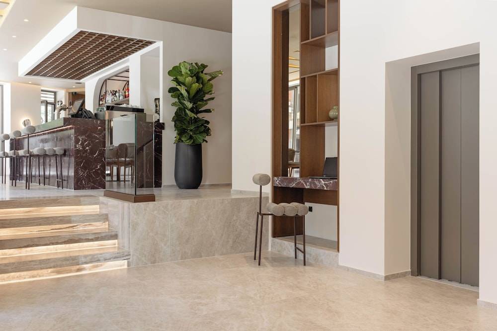 Nesean Plaza Hotel 2