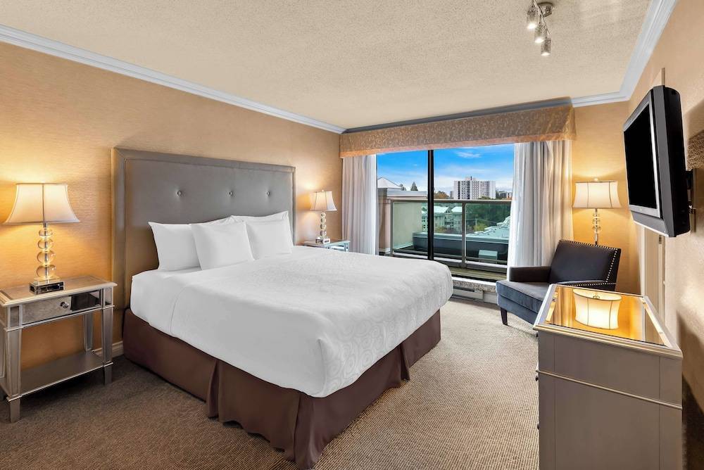 Best Western PLUS Inner Harbour Hotel 1