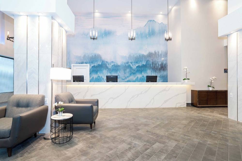 Sandman Signature Calgary Downtown Hotel 1