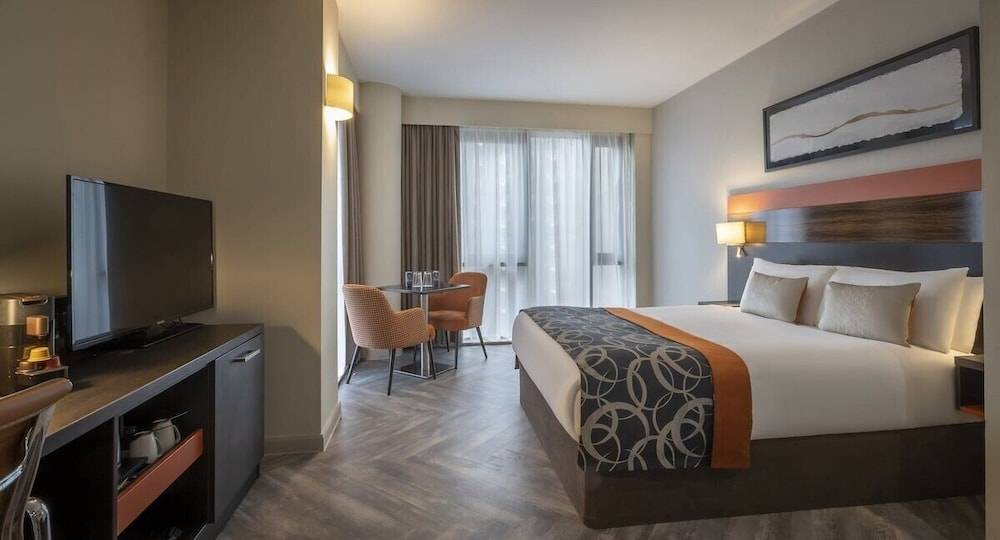 Clayton Hotel Cardiff 1