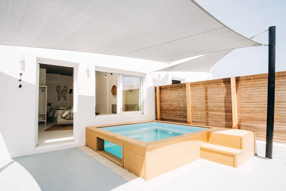 Mesanto Luxury Suites 1