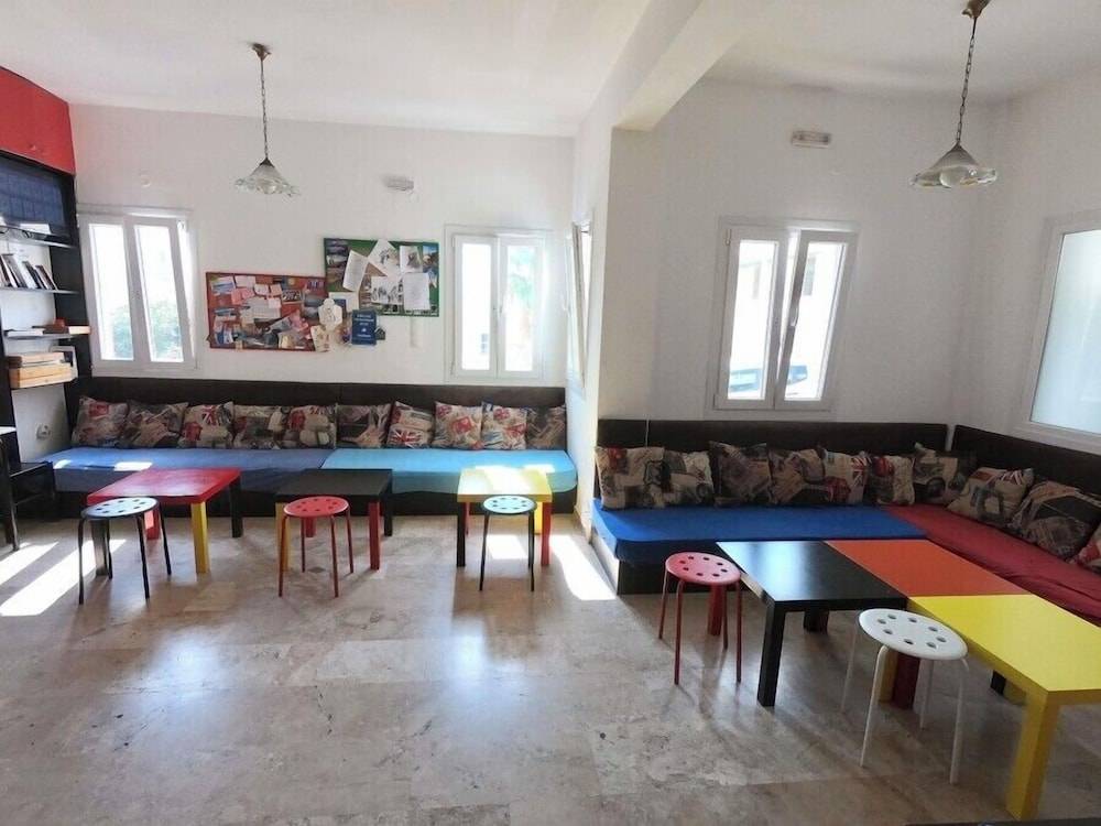 Fira Backpackers Place 2
