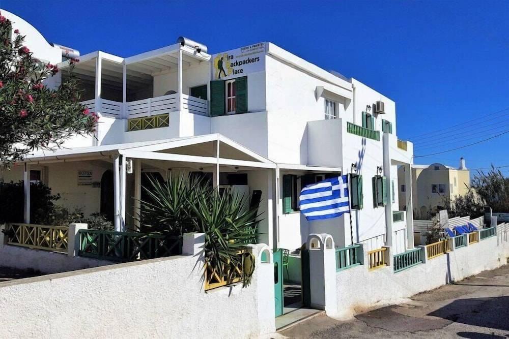 Fira Backpackers Place 1