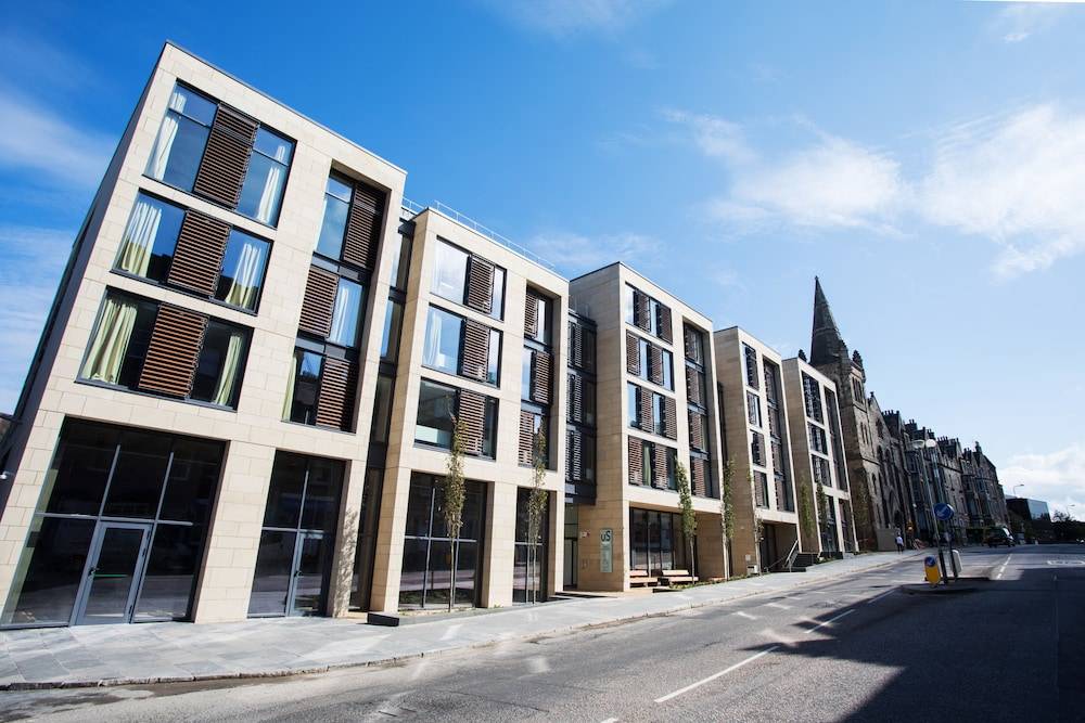 Salisbury Court 1
