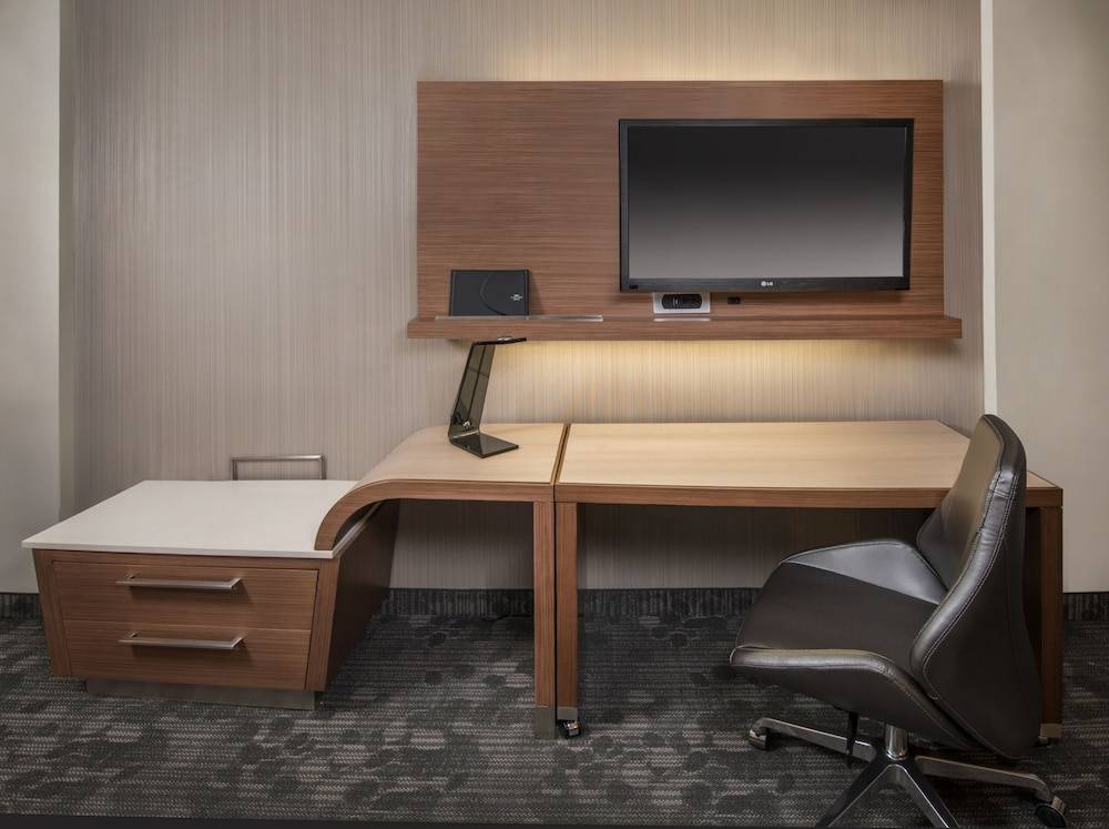 Courtyard by Marriott Calgary South 2