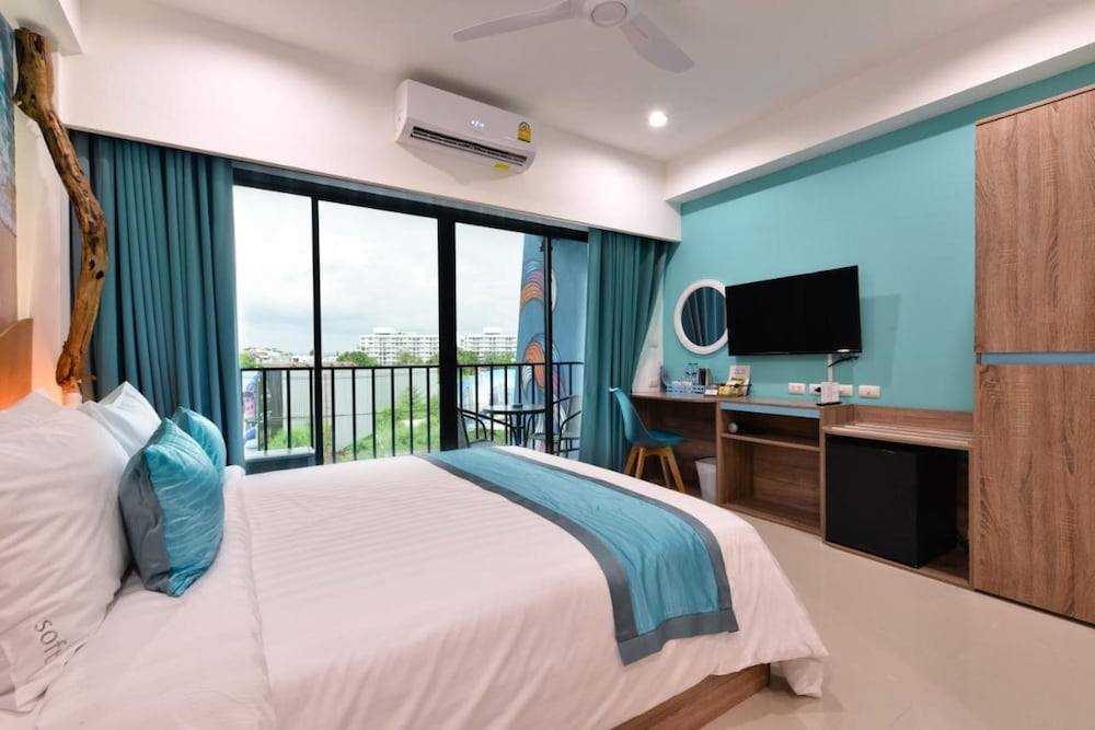 Jomtien Beach Sleep Inn - Steps from Beach & Market 1
