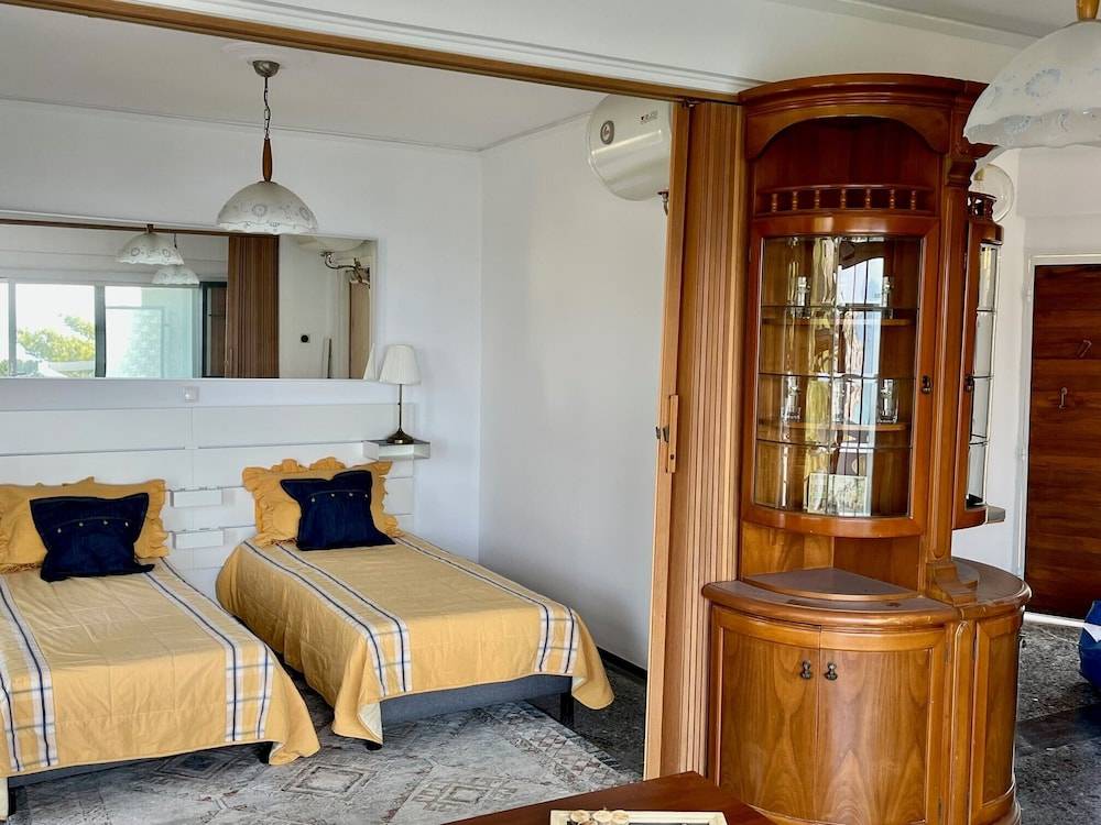 Stunning View Seaside 1-Bed Apartment in Saronida 2