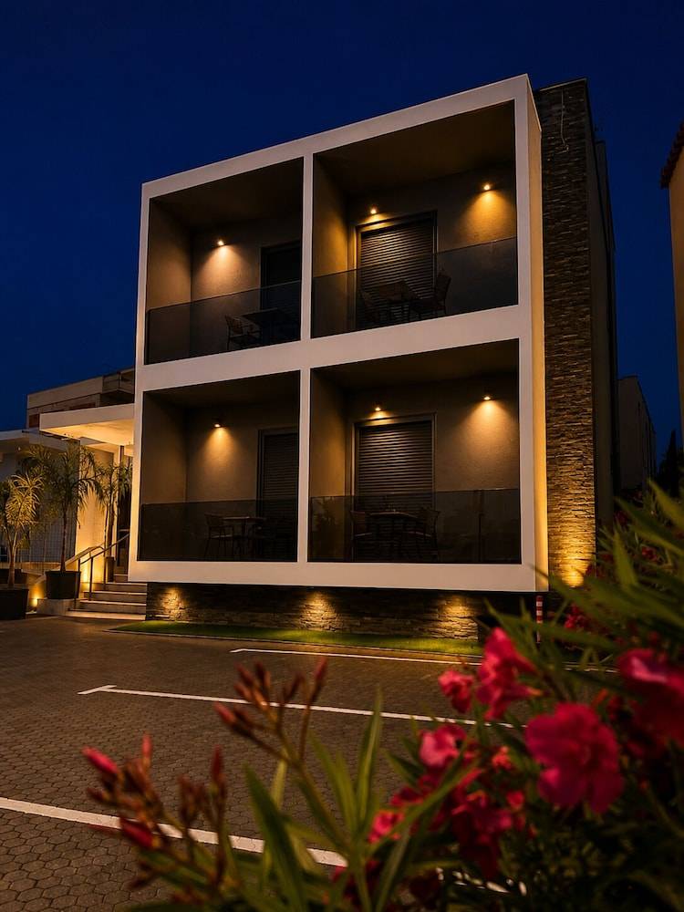 Kevin's ApartHotel 1