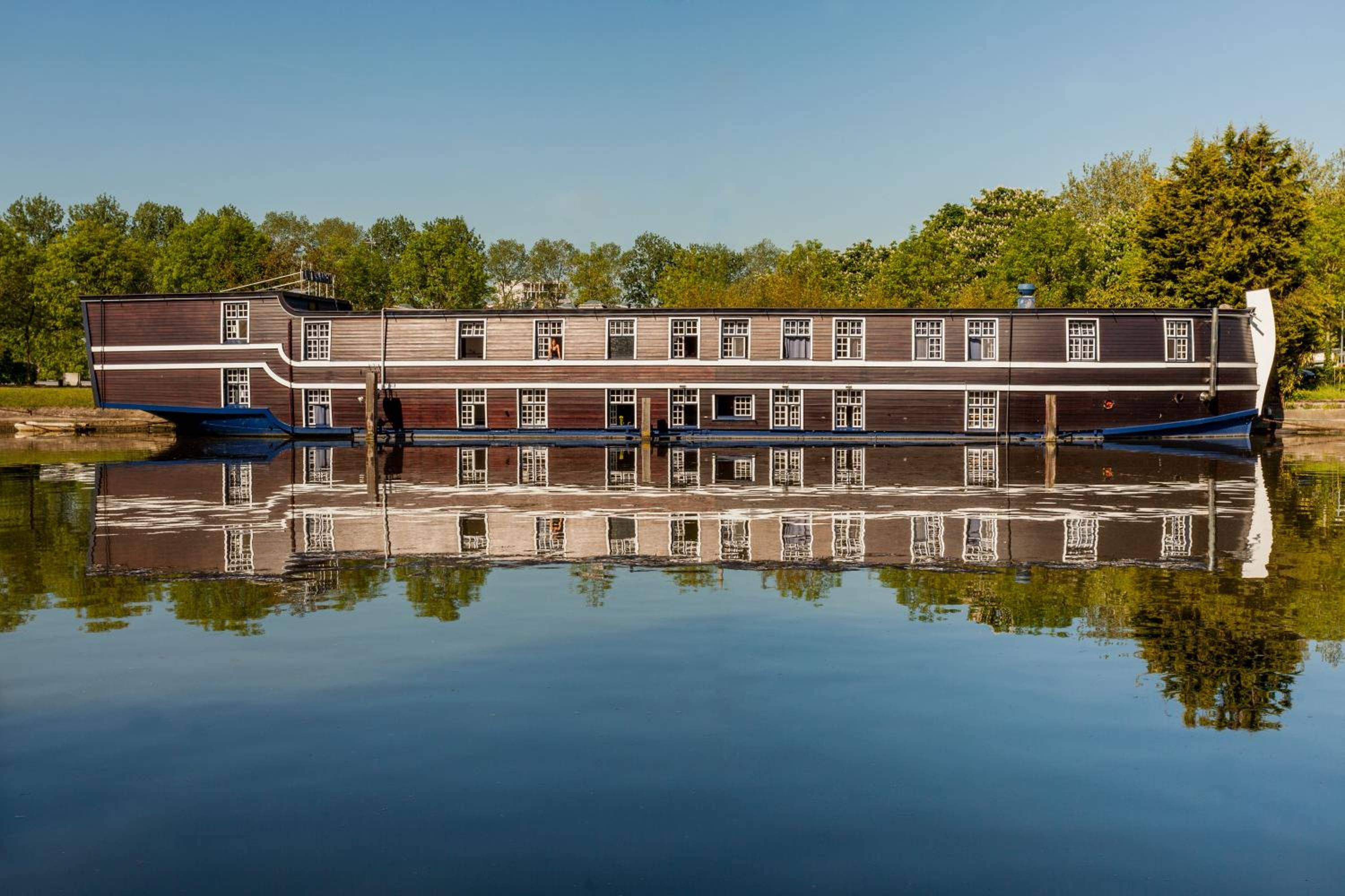 Boat Hotel De Barge 1