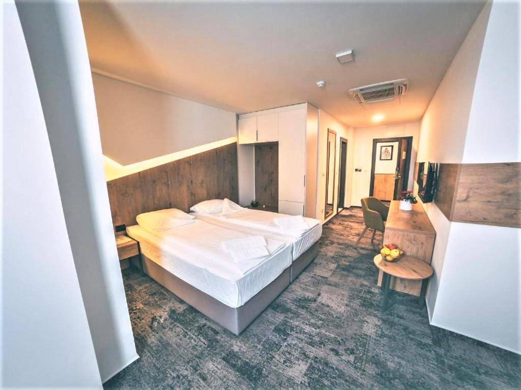 Orange Hotel 2